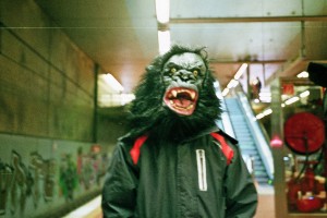 Gorilla in U Bahn Köln